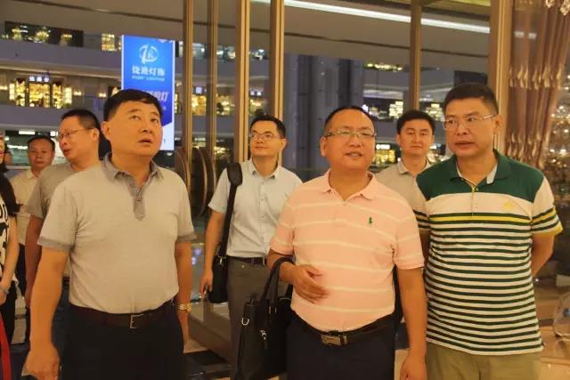 贵州省都均市委书记吴丹一行参观欧玛棱锐星光联盟店